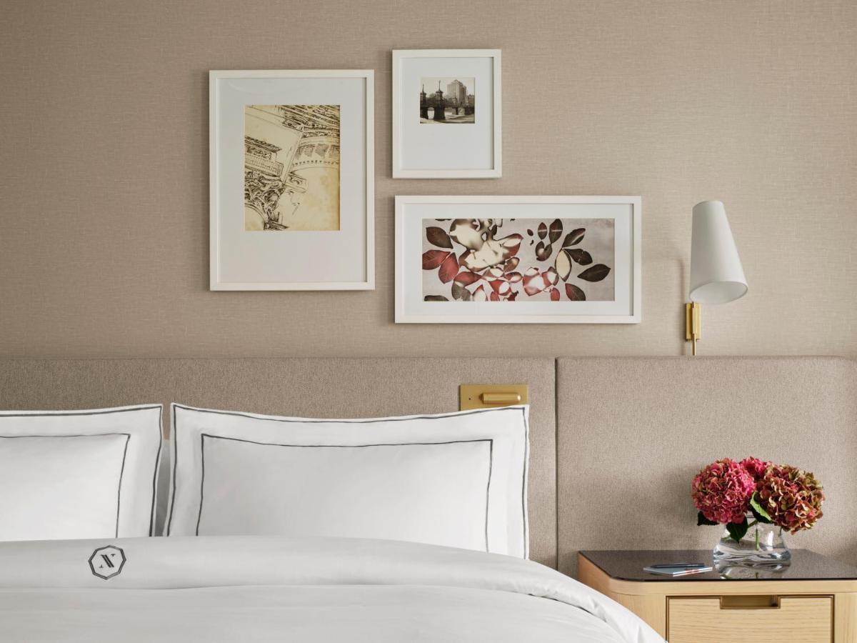 The Newbury Boston Hotel Eksteriør billede A guest room at The St. Regis New York