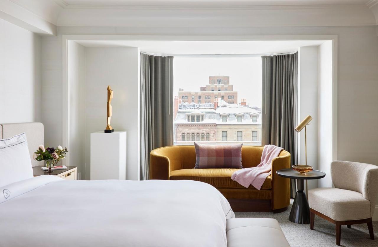 The Newbury Boston Hotel Eksteriør billede A guest room at the London edition