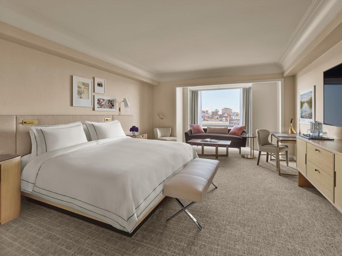The Newbury Boston Hotel Eksteriør billede A guest room at the Four Seasons Hotel