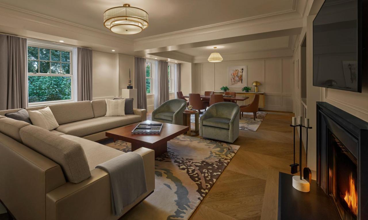 The Newbury Boston Hotel Eksteriør billede The living room of a three-bedroom suite