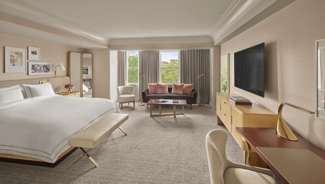 The Newbury Boston Hotel Eksteriør billede A guest room at The St. Regis Washington, D.C.