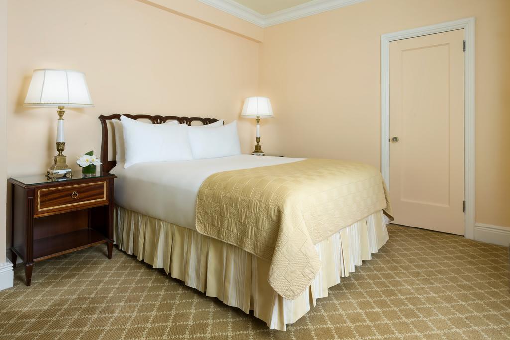 The Newbury Boston Hotel Eksteriør billede A guest room at The Carlyle
