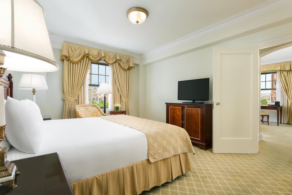 The Newbury Boston Hotel Eksteriør billede A bedroom at The Ritz-Carlton, Boston