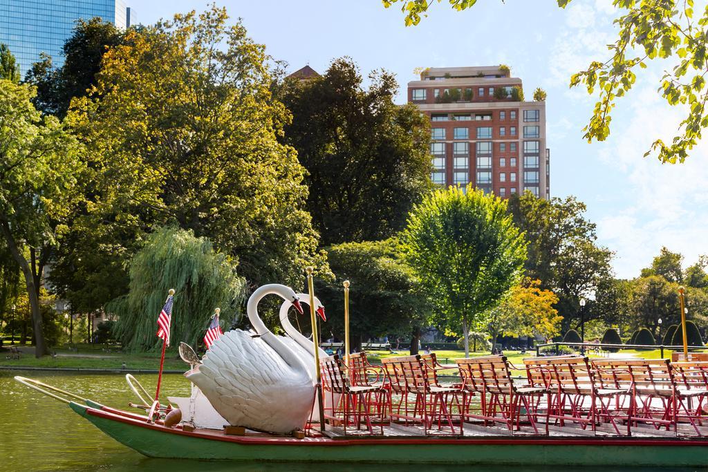 The Newbury Boston Hotel Eksteriør billede Swan boats at the Public Garden